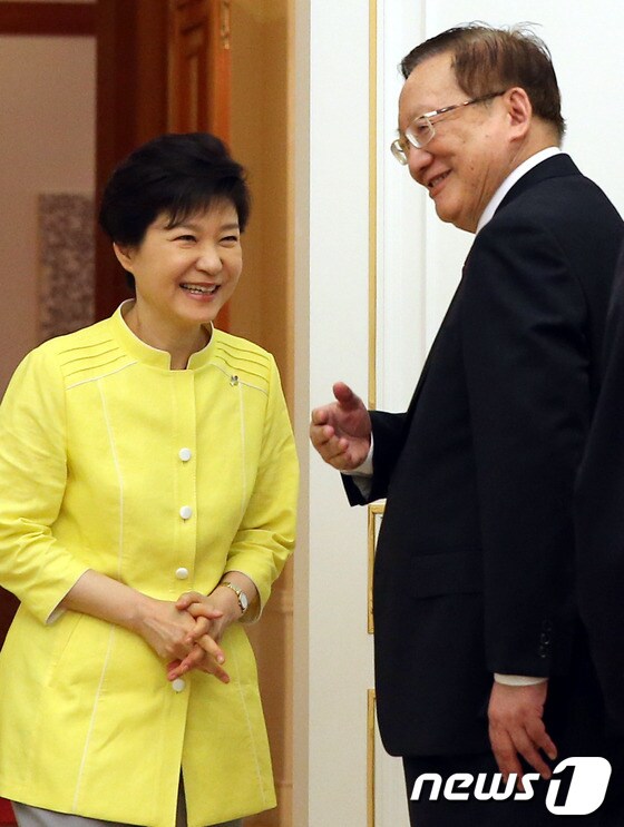박근혜 대통령이 작년 6월14일 오전 청와대에서 탕자쉬안 중국 전 국무위원을 만나 이야기를 나누고 있다. (청와대 제공) 2013.6.14/뉴스1 © News1