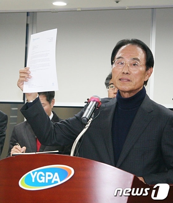 이상조 전 여수광양항만공사 사장이 지난 2012년 11월28일 오후 기자회견을 갖고 불산제조공장 유치 계획이 전면 백지화됐다고 밝히고 있다. © 뉴스1 