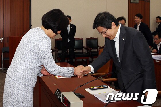 황교안 법무부 장관과 박영선 법제사법위원장과 인사하고 있다. 2013.6.20/뉴스1