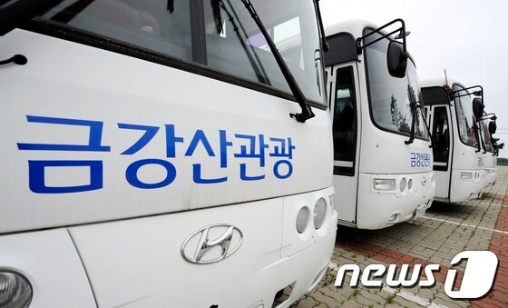지난 2013년 6월 강원도 고성군 현내면 현대아산휴게소에 금강산관광버스가 주차해있다.2013.6.7/뉴스1