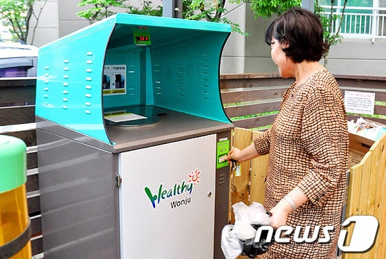 한 주민이 음식물 쓰레기를 버리기 위해 RFID 카드를 기계에 대고 있다. © News1 이예지기자