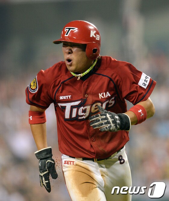 안치홍이 29일 부산 롯데전에서 심수창을 상대로 시즌 17호 홈런을 기록헀다. ⓒNews1 DB