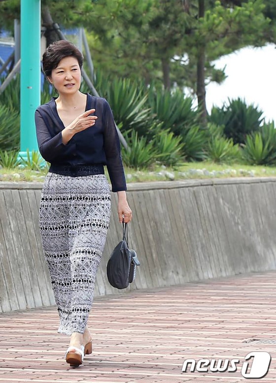 박근혜 대통령은 2013년 7월30일 자신의 페이스북에 경남 거제시 저도에서 휴가를 보내는 사진을 등록했다. (박근혜 대통령 페이스북) 2013.7.30/뉴스1 © News1