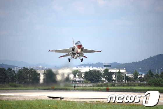 광주 군공항에서 공군 제1전투비행단이 운용하는 T-50 전투기가 이륙하고 있다.© News1