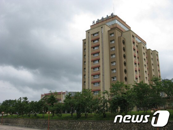 금강산 관광지구 내 외금강 호텔 전경. (통일부 제공) 2013.8.28/뉴스1 © News1