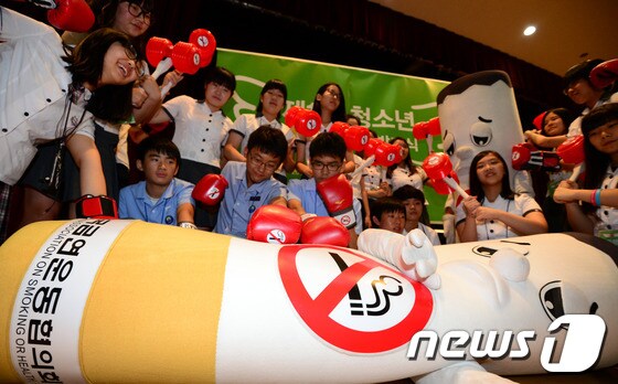 청소년 금연서포터즈 발대식에 참석한 학생들이 금연 퍼포먼스를 펼치고 있다. /뉴스1 © News1