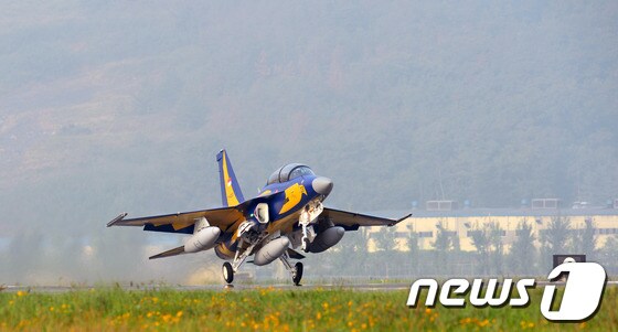 T-50i 항공기가 이륙하고 있다. (사진공동취재단) 2013.9.10/뉴스1