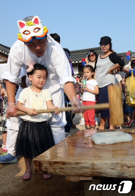 추석을 맞은 19일 오후 서울 남산 한옥마을을 찾은 어린이들이 떡메치기를 체험하고 있다. 2013.9.19/뉴스1 © News1