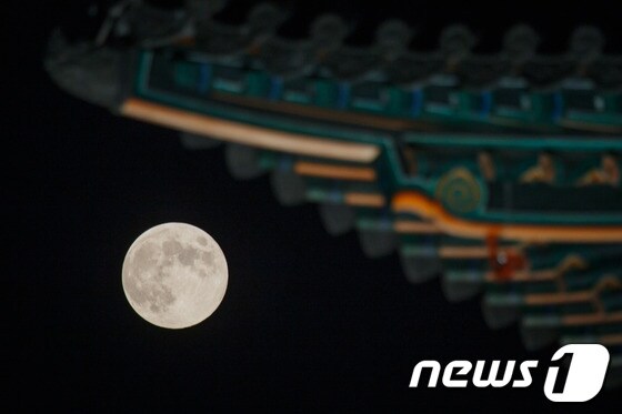 민족의 대명절 추석날 저녁 서울 숭례문 너머 하늘에 뜬 한가위 보름달이 도심을 밝게 비추고 있다. 2013.9.19 © News1