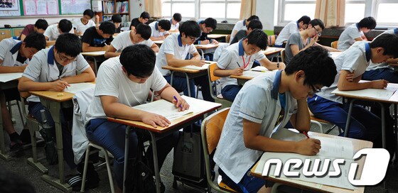 한 고등학교 3학년 학생들이 지난해 2014학년도 수능 9월 모의평가 시험을 치르고 있다. /뉴스1 © News1