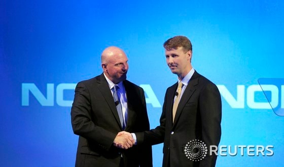 스티브 발머 MS CEO(左)와 리스토 실라스마 노키아 이사회 의장(右)이 악수하고 있다. © 로이터=뉴스1