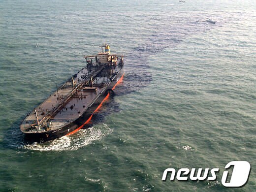 2007년 12월 충남 태안에서 발생한 허베이스피리트호 기름유출 사고 당시모습/사진=해양수산부© News1