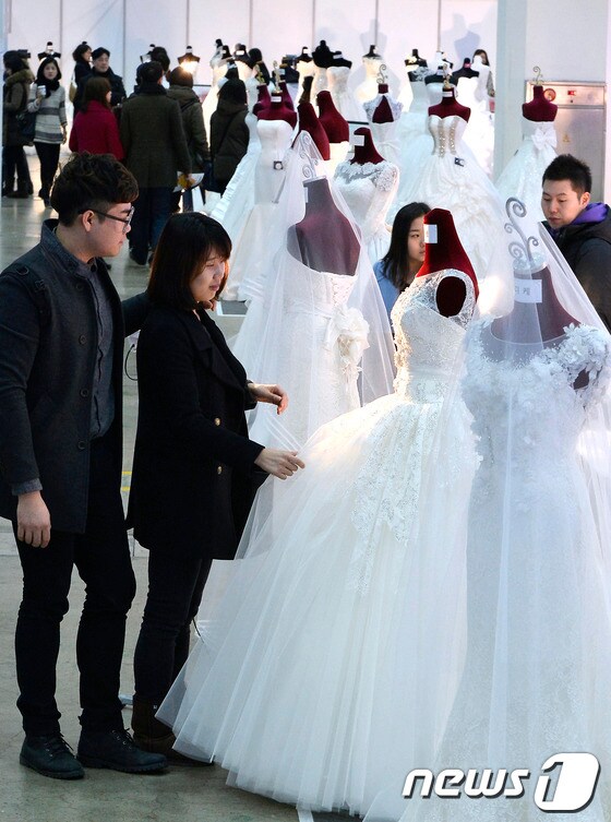 예비신혼부부가 웨딩드레스를 살펴보고 있다(자료사진). © News1