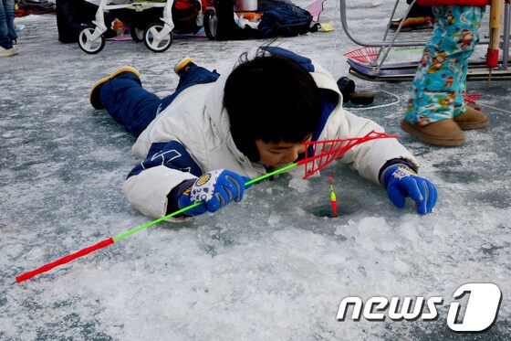 빙어잡기에 열중하는 어린이. (뉴스1DB)