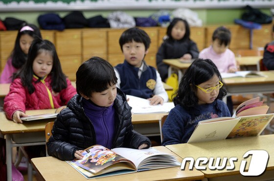 서울의 한 초등학교 1학년 학생들이 교실에서 책을 읽고 있다. /뉴스1 © News1