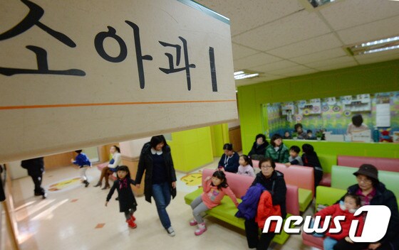 서울 한 소아아동병원을 찾은 어린이들.(사진은 기사 내용과 무관함) / 뉴스1 © News1