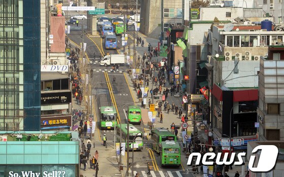 서울 신촌 연세로에 마을버스가 지나고 있다(위 사진은 아래 기사와 관계없음). © News1