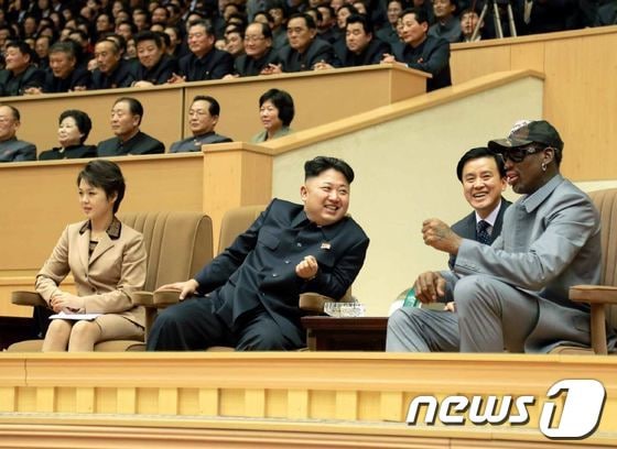 지난 2014년 북한 김정은 국무위원장이 데니스 로드먼과 미국 프로농구(NBA) 출신 선수들의 농구경기를 관람하는 모습. (출처=노동신문) 2014.1.9/뉴스1