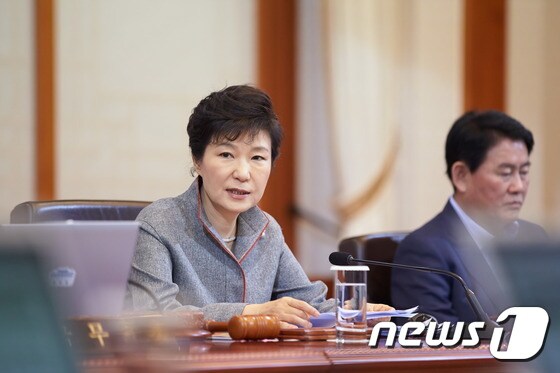박근혜 대통령이 지난달 30일 청와대에서 열린 제43회 국무회의에서 모두발언을 하고 있다. (청와대 제공) 2014.9.30/뉴스1 © News1