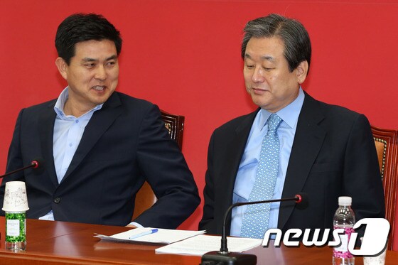 김무성 새누리당 대표(오른쪽)와 김태호 최고위원./뉴스1 © News1 이광호 기자