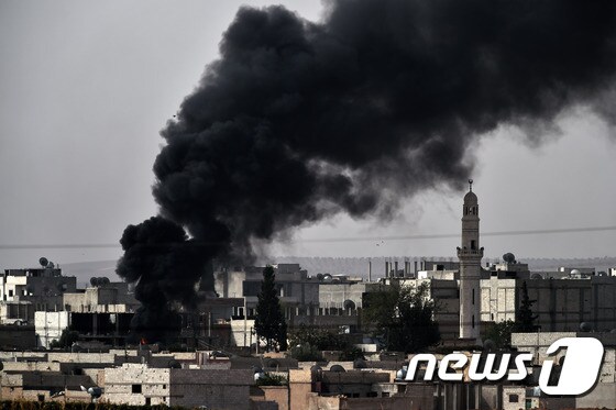 10일(현지시간) 이슬람 극단주의 무장세력인 이슬람국가(IS)가 점령 중인 시리아 북부 코바니(아인알아랍)에서 연기가 피어오르고 있다. © AFP=뉴스1
