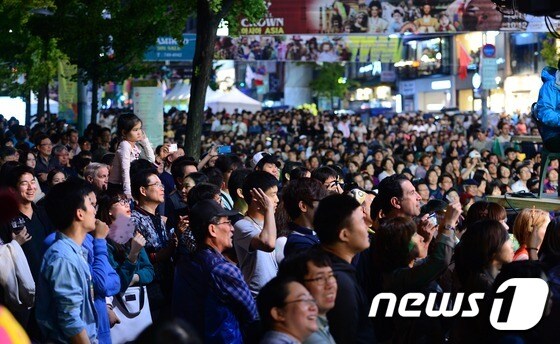 지난해 10월12일 서울 용산구 이태원거리에서 열린 지구촌축제를 찾은 시민들(자료사진). 2014.10.12 © News1