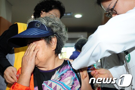 독감 예방접종을 받고 있는 할머니./뉴스1 © News1 최창호 기자