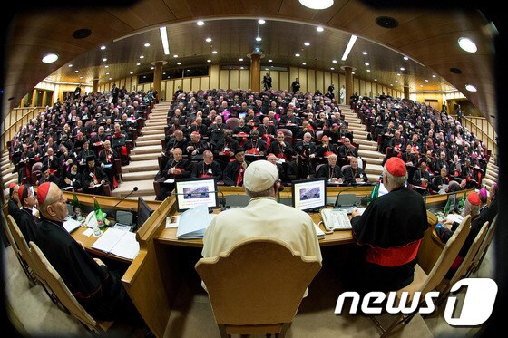 지난 6일 바티칸에서 열린 주교 시노드에 참석한 프란치스코 교황과 200명의 가톨릭 주교들.© AFP=뉴스1