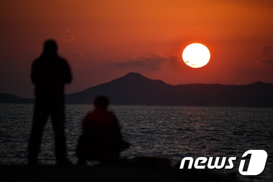 지난 15일 전남 진도군 팽목항에서 주민들이 배를 기다리며 저무는 해를 바라보고 있다. /뉴스1 © News1 유승관 기자