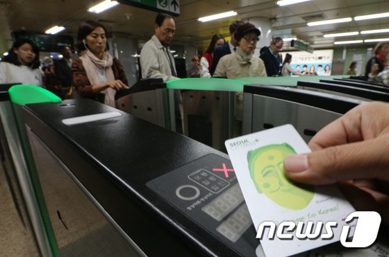 16일 오후 서울 강남구 한 지하철 역에서 시민들이 카드로 지하철 요금을 결제하고 있다. 2014.10.16/뉴스1 © News1 송원영 기자