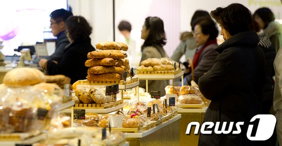 서울시내 한 빵집에서 소비자들이 상품을 고르고 있다. /사진 = 뉴스1 DB © News1