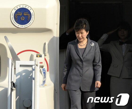 아시아-유럽정상회의(ASEM) 참석과 이탈리아 공식 방문을 마친 박근혜 대통령이 18일 오후 경기 성남 서울공항을 통해 귀국, 전용기에서 내리고 있다. 2014.10.18/뉴스1 © News1 안은나 기자