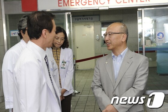 부산시립의료원 에볼라 격리병실을 방문한 문형표 보건복지부 장관./© News1 김완식 기자