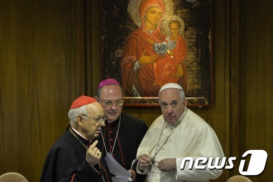 프란치스코 교황(오른쪽 첫 번째)이 6일(현지시간) 바티칸에서 열린 주교 시노드에서 주교들과 대화하고 있다.© AFP=뉴스1