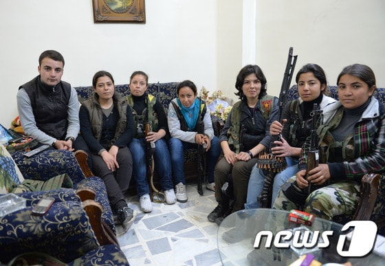 시리아 쿠르드족 민병대(YPG)의 여성 대원들. © AFP=뉴스1