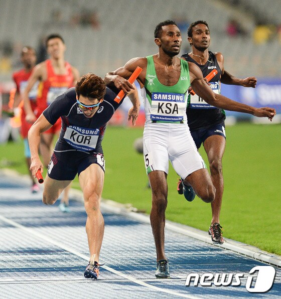 한국 육상 단거리의 간판 여호수아가 제주 전국체전 남자 100m 단거리서 금메달을 목에 걸었다. 사진은 지난 인천 아시안게임 1600m서 역주하고 있는 모습. © News1