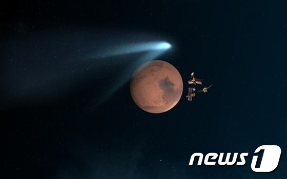 작은 산 크기의 사이딩스프링(C/2013 A1) 혜성이 19일(현지시간) 화성에 접근해 장관을 연출했다. 사진은 미 항공우주국(NASA)에서 제공한 개념도로 화성 궤도를 순회하는 우주선들이 사이딩스프링으로부터 생길  수 있는 혜성 먼지를 피하고 있는 모습. © AFP=뉴스1