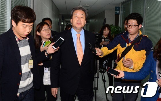 김무성 새누리당 대표가 21일 오후 서울 여의도 국회 의원회관으로 들어서며 취재진의 질문을 받고 있다. 이날 청와대는 김 대표의 