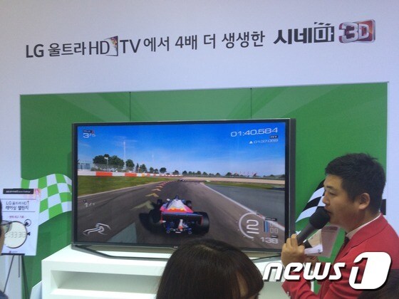 3층 LG전자 부스에서 한 관람객이 3DTV를 통한 레이싱 게임을 체험하고 있다. © News1