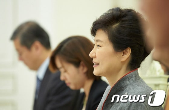 박근혜 대통령이 21일 오후 청와대에서 탕자쉬안 중국 전 국무위원과 접견을 하고 있다. (청와대 제공) 2014.10.22/뉴스1 © News1 포토공용 기자