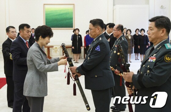 수치 달아주는 박근혜 대통령