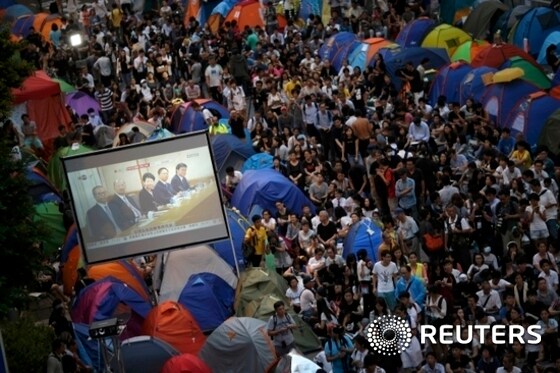 시위대가 21일 방송을 통해 중계된 정부와 학생연맹 간 대화를 지켜보고 있다. ⓒ로이터=뉴스1