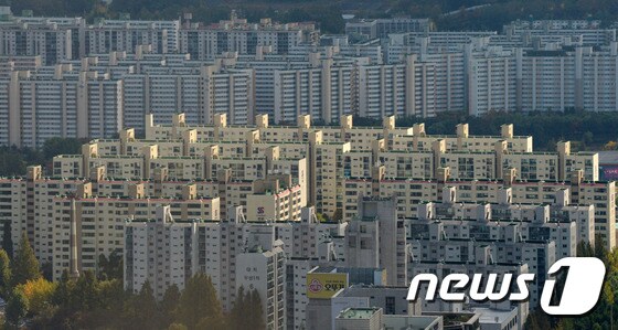 22일 오후 서울 삼성동에서 강남의 주택 단지가 내려다 보이고 있다. © News1 민경석 기자