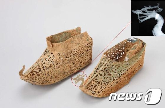 돌방무덤 출토 금동신발과 용모리 장식. 우측 상단은 X-레이 촬영사진. (문화재청 제공) © News1