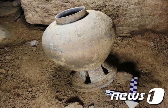 돌방무덤에서 출토된 대부직구호. (문화재청 제공) © News1