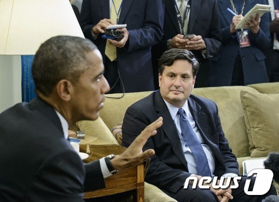 22일(현지시간) 미국 백악관에서 열린 기자회견에서 론 클레인 미 에볼라 차르(오른쪽)가 오바마 대통령의 발언을 경청하고 있다.© AFP=뉴스1