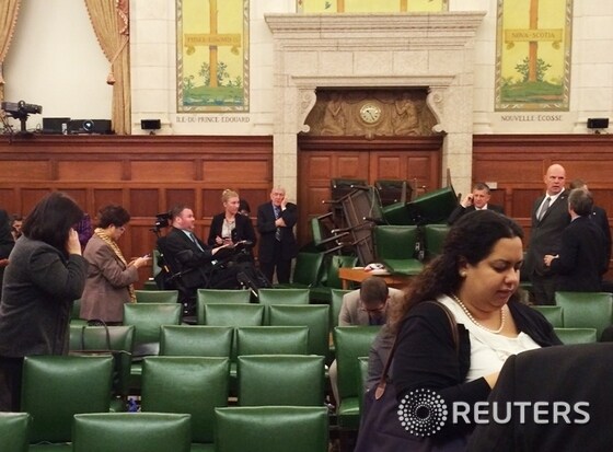 니나 그레월 의원이 트위터에 올린 캐나다 국회의사당 회의장의 모습. 난사범의 난입을 우려해 출입구가 의자로 막혀있다.© 로이터=뉴스1