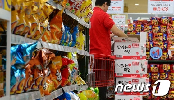 서울 한 대형마트에 진열된 과자 제품들./© News1