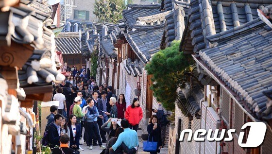 서울 북촌 한옥마을에서 시민들과 외국인관광객들이 즐거운 시간을 보내고 있다. 2014.10.23 © 뉴스1 박지혜 기자