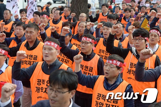 전국공무원노동조합 핵심간부들이 24일 오후 서울 종로구 세종로 정부서울청사 앞에서 열린 공무원연금 개편 관련 결의대회에서 구호를 외치고 있다. 이날 참가자들은 